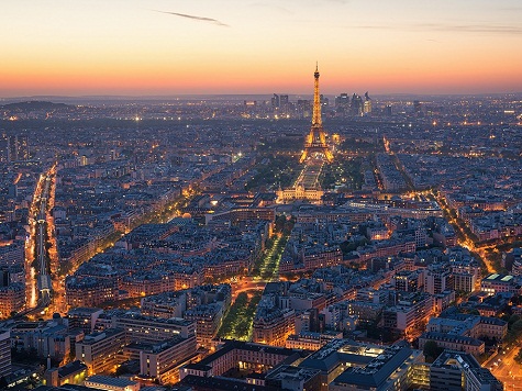 2. Paris, Pháp: Với nhiều người, thành phố tình yêu Paris là điểm đến lãng mạn, là nhà của các cặp đôi có thiên tình sử vượt thời gian và chứng nhân của nhiều chuyện tình cảm động thời hiện đại. Ảnh: Brian Hammonds.