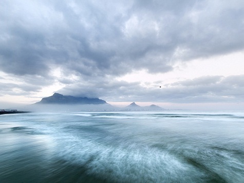 3. Núi Table, Nam Phi: Một ngọn núi giữa biển khơi với hiệu ứng sương và mây mờ ảo như tấm khăn voan trải trên chiếc bàn khổng lồ. Ảnh: Bettina Schwarz.