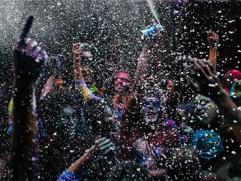 4. Lễ hội Holi, Bangladesh: Lễ hội được tổ chức vào mùa xuân, chào đón sự chiến thắng của cái thiện trước cái ác cho người theo đạo Hindu ở Dhaka, Bangladesh. Vào những ngày này, người dân đổ ra đường, ném bột màu và nước màu hồng vào người nhau. Ảnh: Anik Rahman.