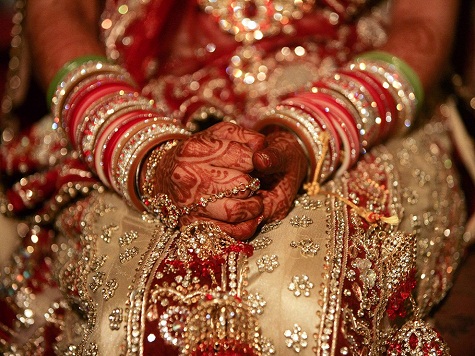 7. Cô dâu Hindu, Ấn Độ: Trong ngày trọng đại của cuộc đời mình, các cô dâu Ấn Độ theo đạo Hindu thường mặc trang phục màu đỏ, trang điểm rất lộng lẫy và vẽ henna trên khắp bàn tay. Ảnh: Zheng Huansong Xinhua.