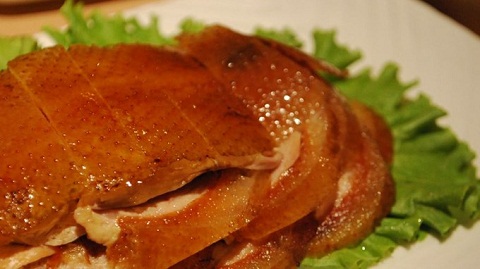 Trong thịt gà tây có chứ một loại protein gọi là carnosine, giúp làm chậm quá trình biến đổi conllagen, làm nó trở nên cứng hơn, giúp da trở nên dẻo dai, dàn hồi.