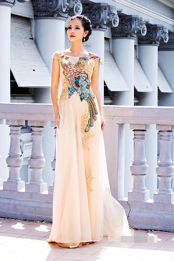 Diễn viên Khánh Hiền kiêu sa diện áo dài cưới tinh xảo. Với bạn gái yêu thích sự tinh xảo, đặc biệt, mẫu áo dài cưới với họa tiết chim công lộng lẫy sẽ là sự lựa chọn hoàn hảo.