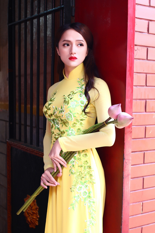 Hương Giang Idol trở nên nữ tính và dịu dàng hơn trong bộ áo dài truyền thống. Màu sắc vàng cùng họa tiết trên thân áo cũng mang đậm không khí xuân đang đến gần.