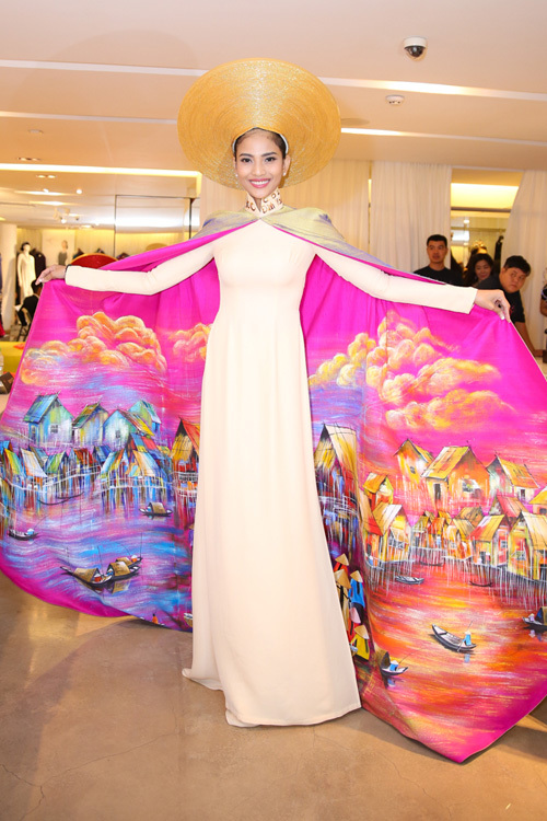 Trương Thị May diện trang phục với lớp áo choàng được hai họa sĩ vẽ trên chất liệu cứng.