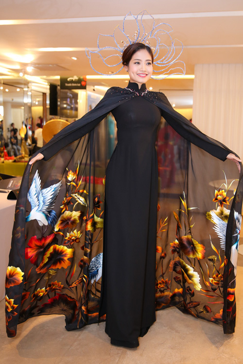 Bộ áo dài của Ninh Hoàng Ngân có giá 300 triệu đồng, được thêu trên chất liệu tơ. Những mẫu thiết kế của NTK Đinh Văn Thơ đều mang đậm hơi thở của miền quê Việt.