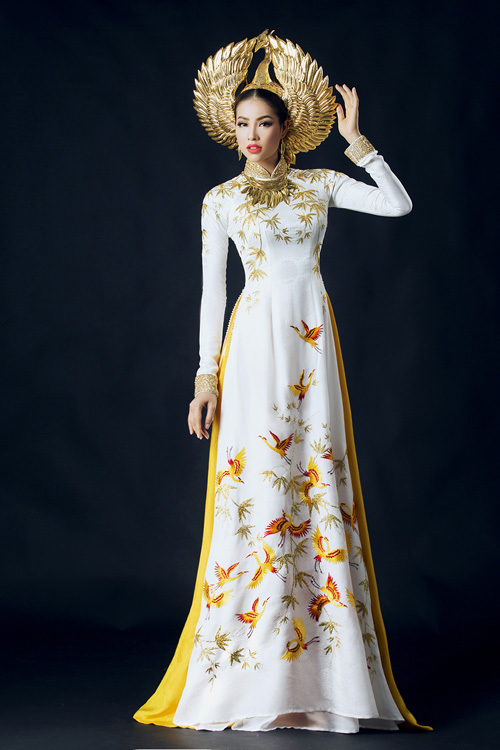 Bộ áo dài thứ hai của Phạm Hương có màu trắng chủ đạo. Cả hai trang phục đều được may bằng chất liệu tơ gấm do nhà thiết kế Thuận Việt chuẩn bị.