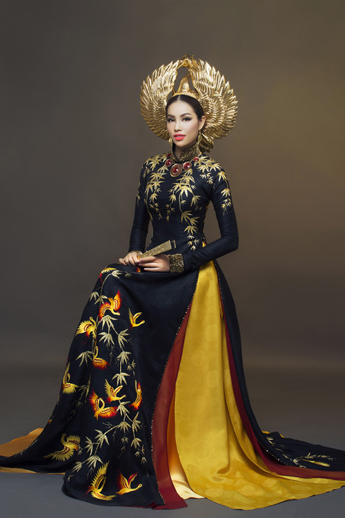 Chiếc áo dài truyền thống được cách điệu là trang phục Phạm Hương mang tới dự thi tại Miss Universe 2015. Bộ đầu tiên có tông màu đen chủ đạo, với thân áo là những họa tiết tre, trúc, chim hạc.