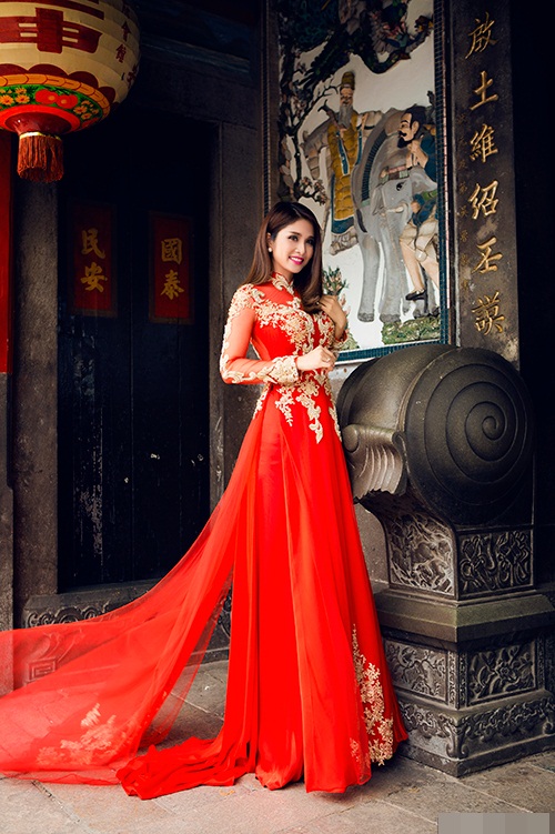 Thảo Trang diện áo dài màu đỏ, trang điểm nổi bật, ton sur ton cùng sắc rực rỡ của trang phục.