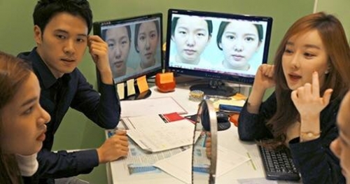 Những hình ảnh khi phẫu thuật thẩm mỹ tại Hàn Quốc của Kỳ Hân lan tràn trên mạng.