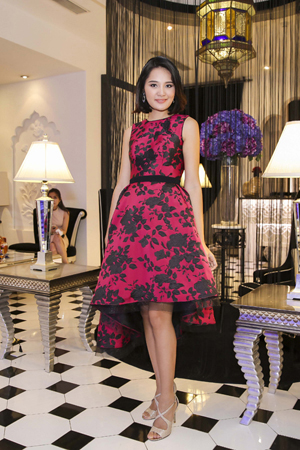 Tới tham dự một sự kiện, Hoa hậu Hương Giang trẻ trung với mái tóc ngắn và váy xoè in hoa xinh xắn.