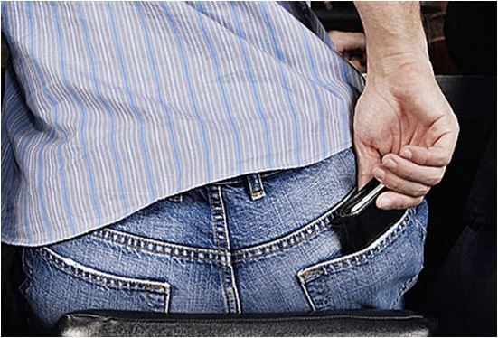 Không để ví tiền ở túi quần sau - người làm văn phòng hay tài xế lái xe đặc thù công việc phải ngồi nhiều liên tục dễ mắc bệnh đau lưng.