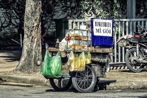 Một xe đẩy với đầy ắp các đồ ăn nhanh như ngô, bánh mì, xúc xích... đã trở thành đặc trưng trên khắp các con phố, mọi miền ở Việt Nam.