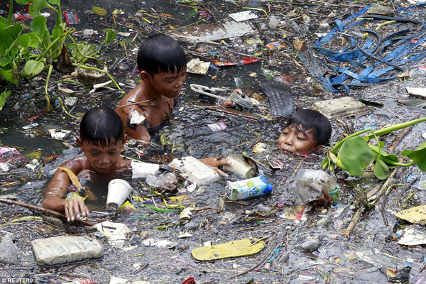 Trẻ em Philippines mưu sinh trên dòng sông tràn ngập rác thải