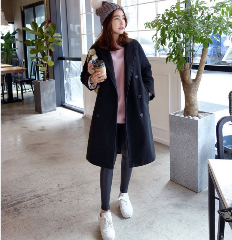 Những kiểu áo khoác dạ Hàn Quốc vẫn luôn có sức mê hoặc với những cô nàng trẻ trung, đặc biệt những bạn gái công sở vẫn luôn thích phong cách thời trang Hàn Quốc thanh lịch phù hợp với văn phòng.