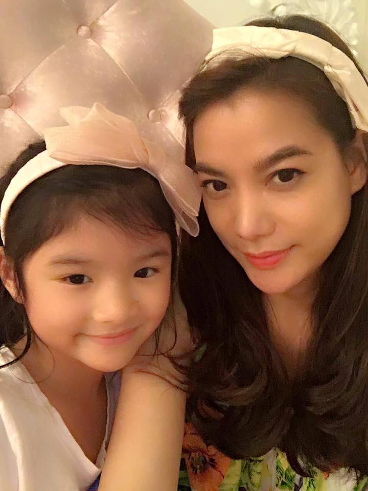 Trương Ngọc Ánh selfile cùng con gái Bảo Tiên kèm dòng chú thích \'2 chị em nhà tớ thế này là vui nhất\' khiến nhiều người ngưỡng mộ.