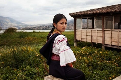 Người con gái trong trang phục dân tộc Otavalo, Ecuador