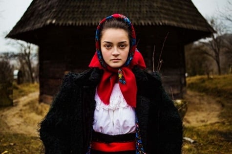 Người con gái truyền thống ở Maramures, Romania