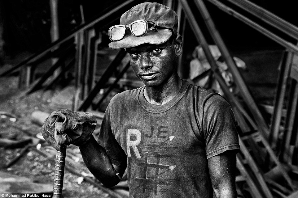 Trong ảnh là một công nhân đang làm việc tại một khu mỏ (Ảnh Mohammad Rakibul Hasan).