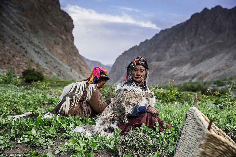 Trong ảnh là 2 người phụ nữ trung niên vùng Tây Tạng đang làm việc trên núi.