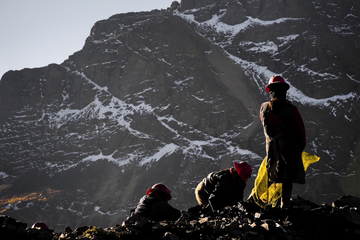 Pallaqueras, nữ thợ mỏ, đang tìm kiếm vàng trong một lần khai thác mỏ vàng tại La Rinconada, Peru (Ảnh: Jan Sochor/Latincontent/Getty Images)