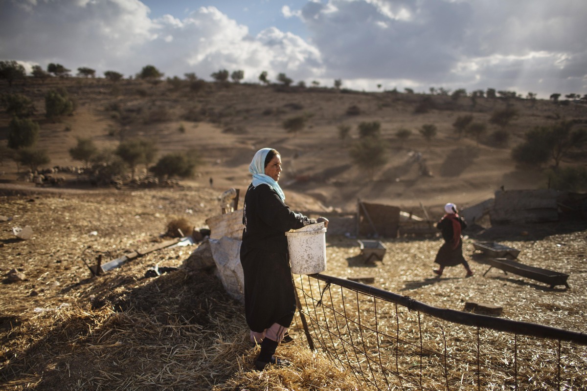 Một người phụ nữ của bộ tộc Bedouin Al-Qiyaan đang làm việc tại một ngôi làng Bedouin ở Umm Al-Hiran, Israel (Ảnh: Uriel Sinai/Getty Images)