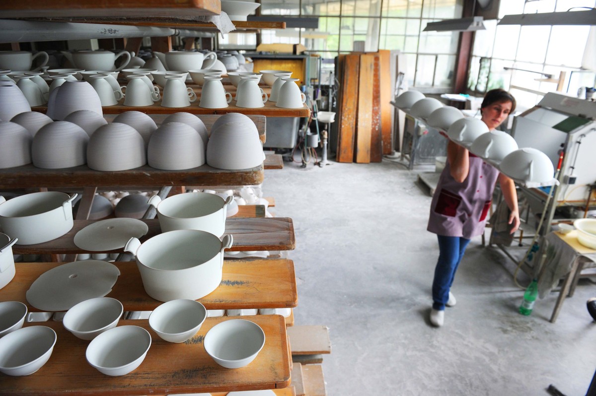 Một người phụ nữ đang làm việc tại một nhà máy gốm sứ tại Saint-Léonard-de-Noblat, gần Limoges, Pháp (Ảnh: MEHDI FEDOUACH/AFP/Getty Images)