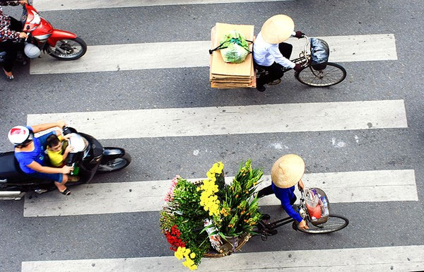 Một đặc trưng không lẫn vào đâu được của thủ đô, đó là gánh hàng hoa. Mùa nào hoa ấy, những chiếc xe đạp khéo léo sắp xếp rất nhiều loại hoa lại theo người bán len lỏi vào từng góc phố.