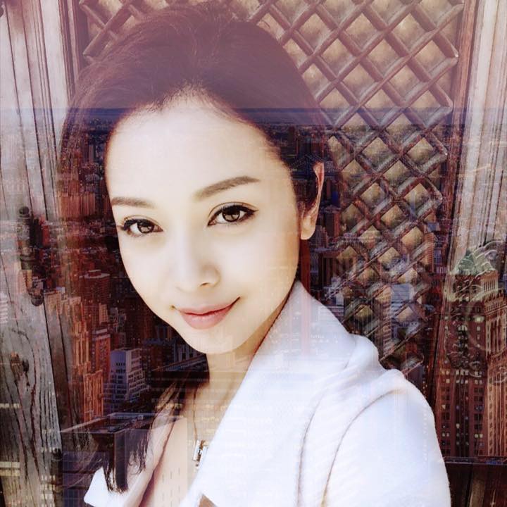 Hoa hậu Jennifer Phạm tươi trẻ và xì tin trong hình ảnh selfile mới.