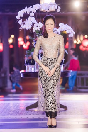 Người đẹp Hạ Vi \'bất chấp\' thời tiết lạnh lựa chọn bộ áo dài bằng chất liệu ren xuyên thấu khi tới tham dự \'Dạ tiệc hoa anh đào\' tại Hà Nội.