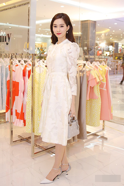 Hoa hậu Đặng Thu Thảo diện mẫu váy vai bồng thiết kế cổ điển, phối túi mini, giày mũi nhọn ánh kim và trang sức ngọc trai nhằm tôn nét đài các.