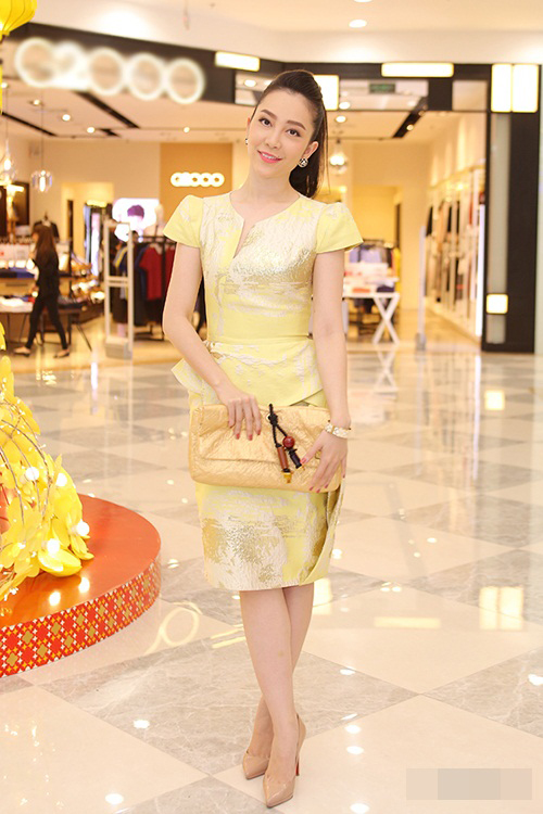 Diễn viên múa Linh Nga nổi bật với váy tông vàng có chất liệu được dệt vải ánh kim, tạo nên hiệu ứng giúp mẫu thiết kế tựa như được dát vàng vô cùng độc đáo.