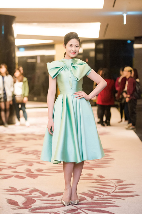 Tới tham dự một sự kiện tại Hà Nội, Hoa hậu Việt Nam 2010 Ngọc Hân tươi tắn trong bộ váy xanh với điểm nhấn là chiếc nơ to ở cổ.