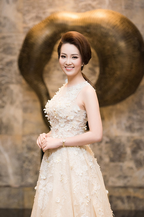 Á hậu Việt Nam 2008 Thuỵ Vân trông rất duyên dáng với đầm thêu hoa nổi màu pastel thanh lịch. Cô hiện là biên tập viên - MC của Đài truyền hình Việt Nam.