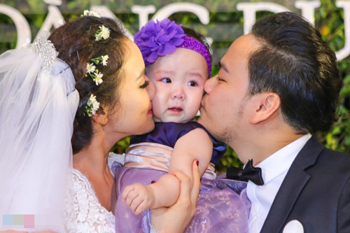 Con gái Trang Nhung lần đầu lộ diện tại tiệc cưới của bố mẹ