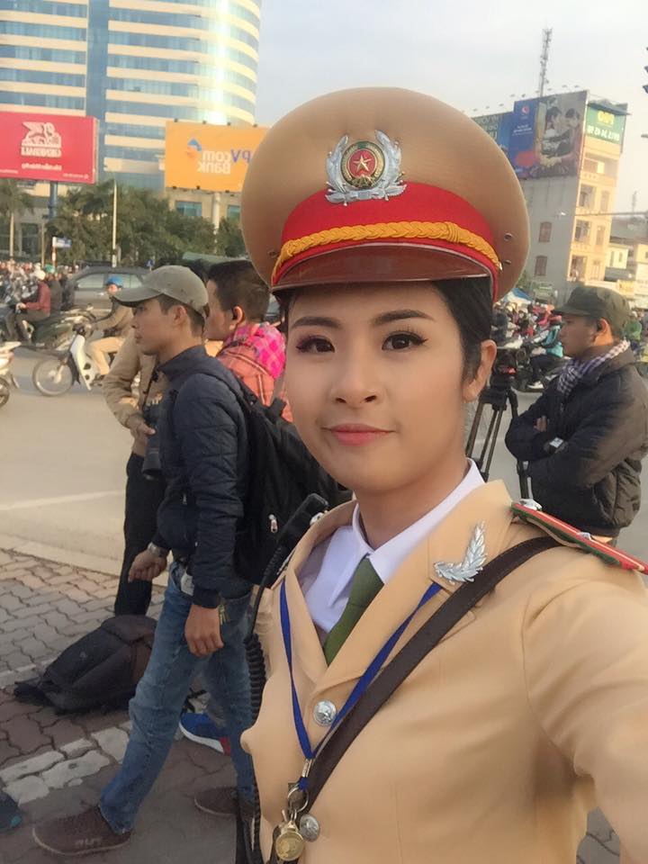 Hoa hậu Ngọc Hân trở thành Cảnh sát giao thông xinh đẹp.