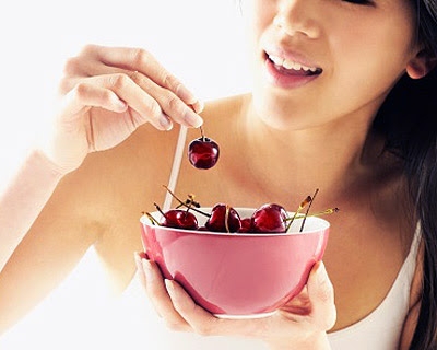 Cherry có hàm lượng sắt đứng đầu trong danh sách các loại trái cây. Nó rất tốt để cung cấp sắt và sự phát triển não bộ, nhưng để dùng trước khi ăn sẽ gây nên sự đầy hơi khó chịu.