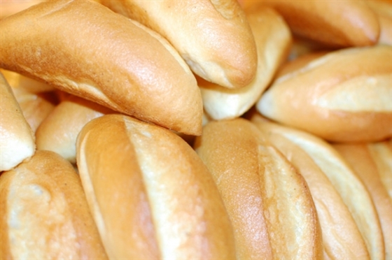 Bánh mì - carbohydrate trong bánh mì có thể khiến bạn thấy đói hơn, ăn nhiều hơn và dễ bị tăng cân.