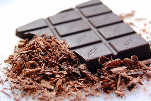 Ăn khoảng 30 g chocolate đen vài lần trong một tuần sẽ rất tốt cho tim cũng như bộ phận sinh dục. Chocolate rất giàu flavanol, có tác dụng tăng cường lưu thông máu và giảm huyết áp.