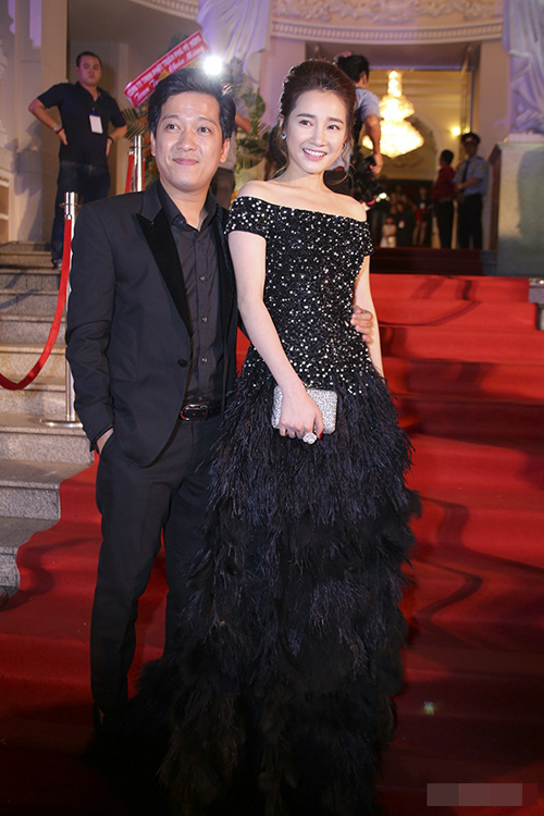 Tới tham dự lễ trao giải Mai Vàng lần thứ 21 tại TP HCM, Nhã Phương vô cùng quyến rũ và sinh đẹp trong bộ đầm đen sang trọng, quyến rũ của stylist Đỗ Long.