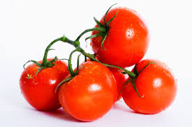 Cà chua là một trong những loại quả chứa hàm lượng nước lớn có tác dụng làm dịu cơn khát và kiềm chế cơn đói. Mặt khác, hàm lượng kali có trong loại quả này cũng giúp cơ thể giải độc, kháng viêm.