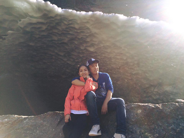 Lam Trường đăng ảnh leo núi cùng vợ \'Mong thời tiết ấm áp hơn để đi leo núi với vợ, mùa đông lạnh lẽo quá đi\'.