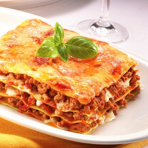 11. Lasagna có thể coi là đỉnh cao của nghệ thuật mỳ Ý. Món này được làm từ loại mỳ ống phẳng, xếp chồng xen kẽ với pho mai, thịt bò hoặc rau quả. Khi ăn, thực khách sẽ cảm nhận được vị béo ngậy của phó mai, chua ngọt của các loại sốt và sự dẻo dai của tấm mỳ.