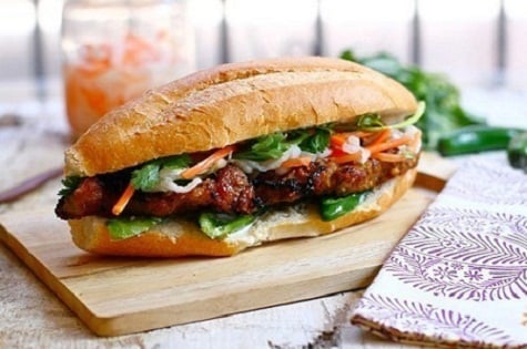 12. Bánh mì Việt Nam đã tạo nên cơn sốt mới của ẩm thực đường phố trên toàn thế giới, bởi thế chẳng có gì là lạ khi nó lọt vào top 20 món ăn đường phố ngon nhất thế giới theo bình chọn của Huffington Post. Bánh mì Việt Nam mỗi miền mỗi khác nhưng dù là ở Hà Nội, Đà Nẵng hay Sài Gòn thì chiếc bánh mì đầy đặn với hàng chục loại nhân với đủ thịt, pate, rau, nộm cũng khiến thực khách ngất ngây.