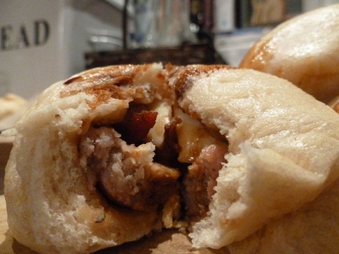 13. Bánh bao hấp Trung Quốc có vỏ làm bằng bột mì, nhân trứng cút, xúc xích và thịt hun khói. Bánh rất hấp dẫn trong những buổi sáng mùa đông lạnh.