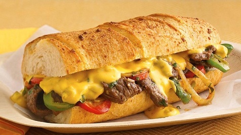 6. Philly Cheese Steak là món bánh mì bò sốt phô mai nổi tiếng tại thành phố Philadenphia, Mỹ. Hầu hết du khách đến đây đều phải thưởng thức món ăn nổi tiếng này, nếu không tức là bạn chưa hiểu hết về Philadenphia.