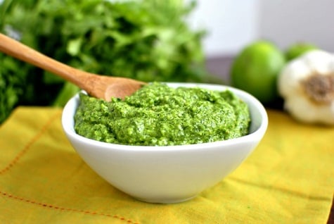 7. Pesto là một loại nước sốt có nguồn gốc từ Italy. Để giữ nguyên được hương vị đặc trưng của nước sốt, người ta phải nghiền nhuyễn các loại gia vị, rau thơm trong cối đá tạo thành một bát sốt màu xanh đặc trưng, thường rưới lên salad, thịt gà hoặc ăn kèm bánh mì.