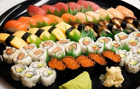9. Sushi có thể coi là biểu tượng cao nhất của ẩm thực Nhật Bản. Đây là món ăn được làm từ cơm trộn giấm, kết hợp với các nguyên liệu khác (chủ yếu là hải sản), được cuốn trong rong biển.