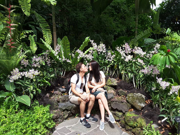 Văn Anh - Tú Vi trao nhau nụ hôn ngọt ngào giữa khu vườn đầy hoa lãng mạn.