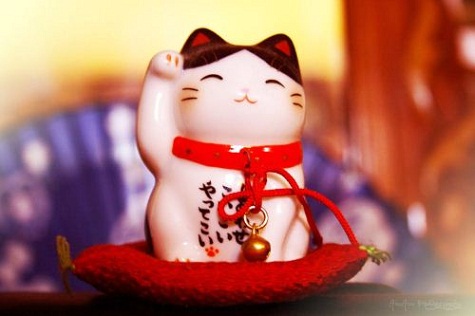Maneki Neko (Nhật): Người Nhật thường dùng những chú mèo mời gọi Maneki Neko tại lối vào các cửa hiệu, nhà hàng, trung tâm buôn bán... với hi vọng đem lại nhiều tài lộc.
