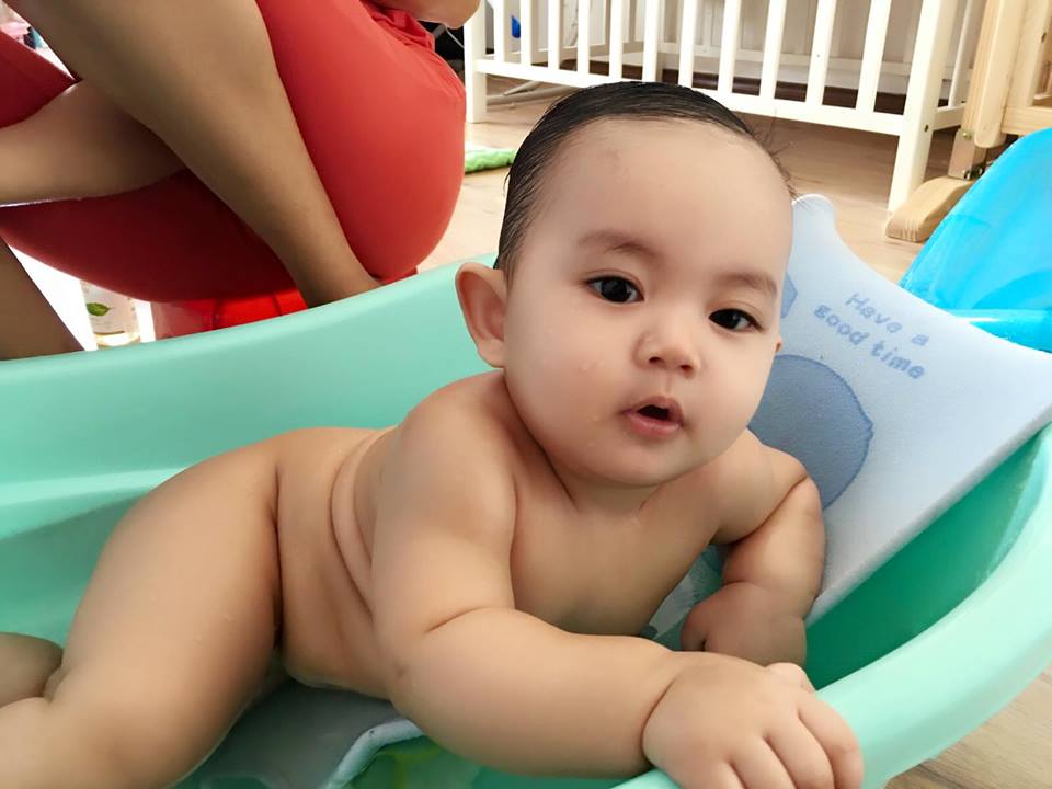 Con Trai Khánh Thi - Phan Hiển cực thích thú khi được bố mẹ cho đi tắm.